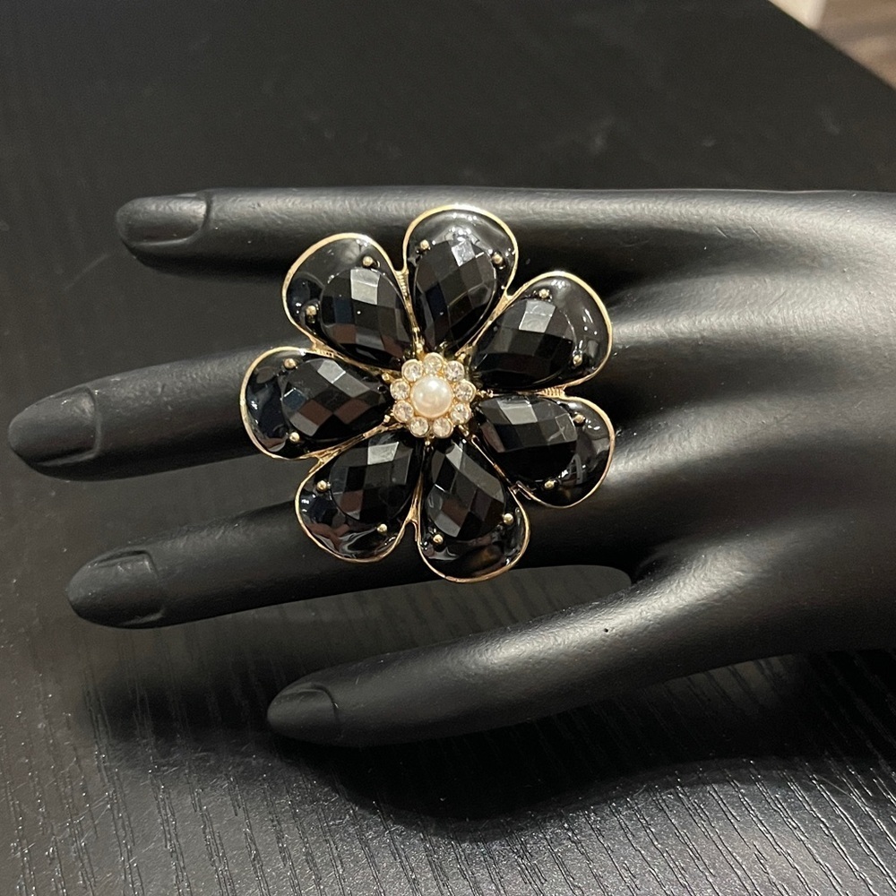 Elegant Black Flower Ring. 0458